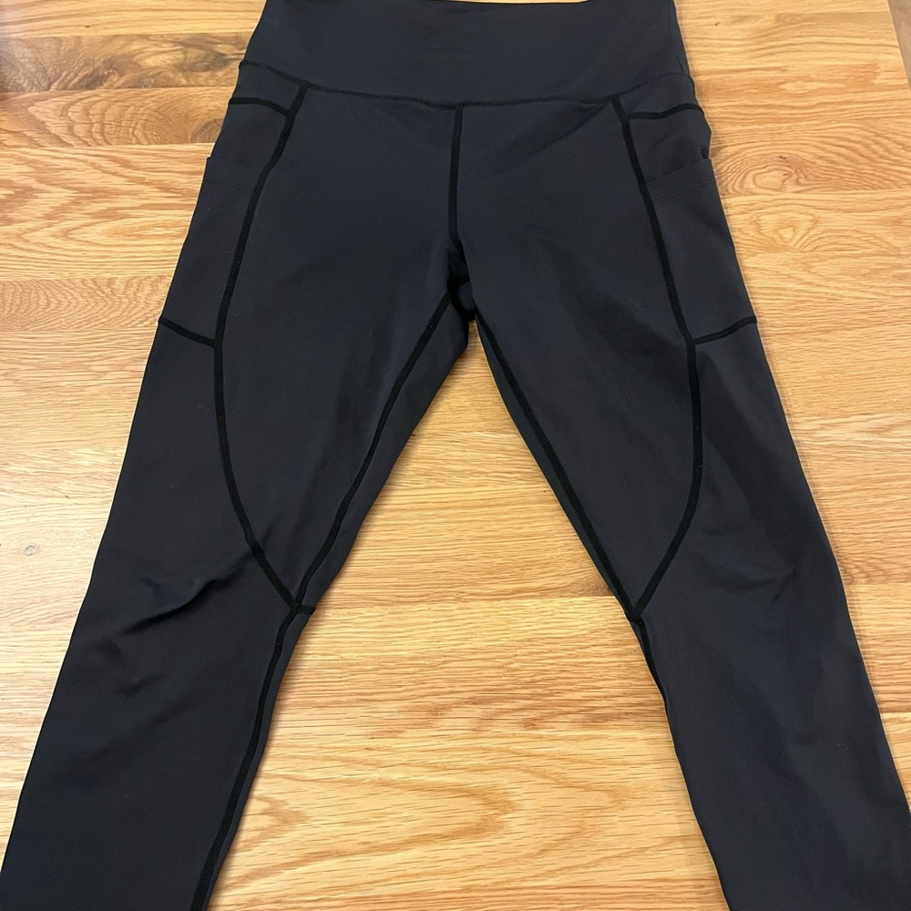 Zyia Light ‘n Tight Capri Leggings Black, size 8-10